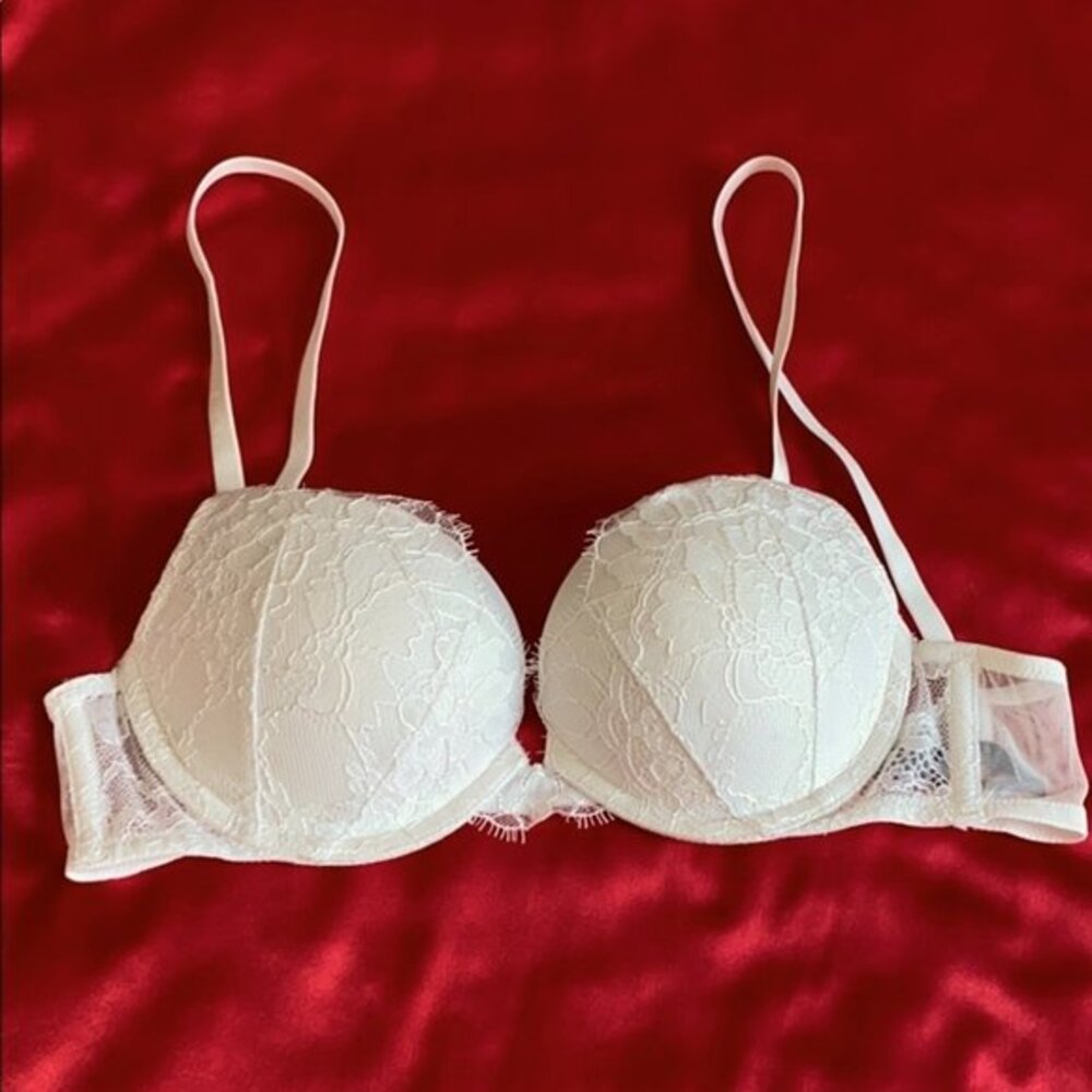 Victoria’s Secret Very‎ Sexy Bra 32C Off White Eyelash Lace